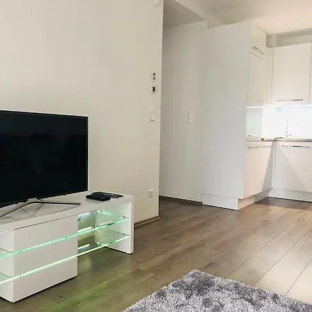 Admiral Lakeside Luxury Apartment *